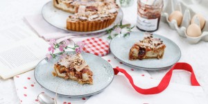 Beitragsbild des Blogbeitrags MONTAGSSÜSSE TARTESCHÖNHEIT! Zwetschken-Marmeladen-Tarte mit Vanille-Mandel-Füllung 