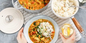 Beitragsbild des Blogbeitrags AUYURVEDISCH, KUSCHLIG, LECKER! Veggie Linsen Dal mit Kokosreis – wärmt von innen!