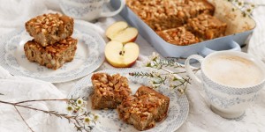 Beitragsbild des Blogbeitrags GANZ NATÜRLICH & OHNE VIEL SCHNICK SCHNACK! Saftiger Apfel-Birnen-Kuchen mit Zimt und Pinienkerne