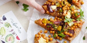 Beitragsbild des Blogbeitrags NACHHALTIG & FRISCH EINPACKEN mit LITTLE BEE FRESH! Naan-Pizza mit Tandoori-Kicherebsen, Lauch und Mozzarella 