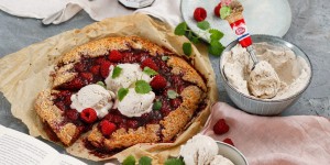 Beitragsbild des Blogbeitrags SCHNELL GEBACKENE GLÜCKSGEFÜHLE! Rustikale Himbeer-Galette mit cremigen Kokos-Bananen-Eis