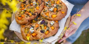 Beitragsbild des Blogbeitrags SUNSHINE FOCACCIA & LIEBLINGSPARKA VON LANGERCHEN! Sonnige Glücksmomente mit unserem Lieblingsbrot mit karamellisierten Zwiebeln, Süßkartoffeln & Kürbiskernen