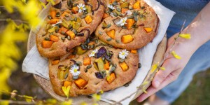 Beitragsbild des Blogbeitrags SUNSHINE FOCACCIA & LIEBLINGSPARKA VON LANGERCHEN! Sonnige Glücksmomente mit unserem Lieblingsbrot mit karamellisierten Zwiebeln, Süßkartoffeln & Kürbiskernen 