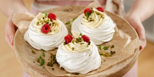 Beitragsbild des Blogbeitrags SÜSSE OSTERNASCHEREI FÜR ALLE NESTHOCKER! Meringue Osternestchen mit weißer Schoko-Zitronencreme & meine Liebe zu VIVANI