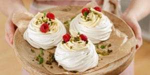 Beitragsbild des Blogbeitrags SÜSSE OSTERNASCHEREI FÜR ALLE NESTHOCKER! Meringue Osternestchen mit weißer Schoko-Zitronencreme & meine Liebe zu VIVANI 