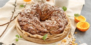Beitragsbild des Blogbeitrags PURES GLÜCK, RUND GEFORMT! DINKEL BRIOCHE OSTERKRANZ mit saftiger Kokos-Aprikose-Müslifüllung