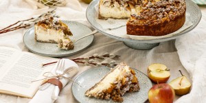 Beitragsbild des Blogbeitrags EHRLICHE KUCHENLIEBE MIT VIEL HERZ! Cremiger Apfel-Birnen-Cheesecake mit Mohnstreusel 