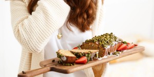 Beitragsbild des Blogbeitrags NATÜRLICH, WEICH & NACHHALTIG AUF MEINER HAUT! Faire Wäsche von Organic Basics & Zitronen-Mascarpone-Kuchen mit Pistazien