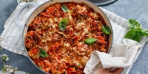 Beitragsbild des Blogbeitrags SOULFOOD PFANNE FÜR GEMÜTLICHE TAGE ZUHAUSE! Gratinierte Pfannkuchen mit Tomatensauce, Karotten und Lauch
