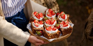 Beitragsbild des Blogbeitrags DIE WELT BRAUCHT MEHR BANANENKUCHEN & FAIR FASHION! Saftige Bananenbrot-Würfel mit Kokoscreme & Erdbeerchen