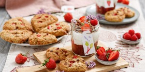 Beitragsbild des Blogbeitrags VERWÖHNFRÜHSTÜCK FÜR MUTTERTAG! Erdbeer-Vanille-Scones & Rhabarber-Erdbeer-Kompott mit Joghurt und Granola