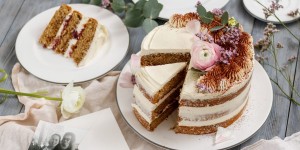 Beitragsbild des Blogbeitrags WIR HABEN WAS ZU FEIERN! Tiramisu Naked Cake – Dolce Vita Gefühl für all die besten Mamis der Welt