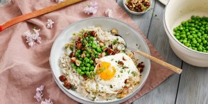 Beitragsbild des Blogbeitrags AROMATISCH FARBENFROHER FRÜHLINGSTELLER! Rhabarber-Parmesan-Risotto mit Haselnuss-Erbsen und Spiegelei