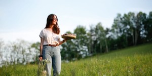Beitragsbild des Blogbeitrags LENA LIEBT LANA UND RHABARBERKUCHEN MIT MANDELKRUSTE! Wir machen einen Ausflug ins Grüne mit meinen Fair Fashion Lieblingen