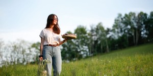 Beitragsbild des Blogbeitrags LENA LIEBT LANA UND RHABARBERKUCHEN MIT MANDELKRUSTE! Wir machen einen Ausflug ins Grüne mit meinen Fair Fashion Lieblingen 