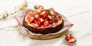 Beitragsbild des Blogbeitrags EIN KUCHEN FÜR ALLE FÄLLE! Cheesecake  mit Verival Crunchy Boden  und Erdbeer-Minz-Topping 