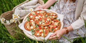Beitragsbild des Blogbeitrags BLÜHENDES WIESENPICKNICK VOLLER GLÜCK! Einkorn-Tomaten-Foccacia mit Ricotta und Basilikum & Zucchini-Tsatziki