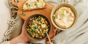 Beitragsbild des Blogbeitrags MY FAIR & SLOW KITCHEN! So gestalten wir uns eine nachhaltige Küche und zaubern uns das leckerste Süßkartoffel-Tabouleh mit Haselnussbrot und Blumenkohl-Hummus