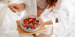 Beitragsbild des Blogbeitrags MEIN ECO-TRÄUMELAND! Wir bleiben heute länger im Bett und löffeln diese Beeren-Smoothie Bowl mit Seidentofu