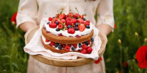 Beitragsbild des Blogbeitrags GEMEINSAM MIT GUTEM GEWISSEN DURCHS LEBEN GEHEN! Frühsommer Beeren Naked Cake + Fair Fashion Empfehlung