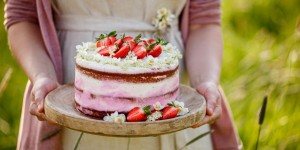 Beitragsbild des Blogbeitrags BACKEN MIT NATÜRLICHEN FARBEN AUS DER NATUR! Red Velvet – Erdbeer Naked Cake mit Frischkäse-Zitronen-Creme 