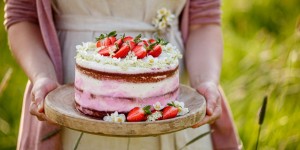Beitragsbild des Blogbeitrags BACKEN MIT NATÜRLICHEN FARBEN AUS DER NATUR! Red Velvet – Erdbeer Naked Cake mit Frischkäse-Zitronen-Creme