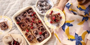 Beitragsbild des Blogbeitrags SCHWEDISCH GESTYLTES MITTSOMMER FEST IM GARTEN! Vegane Kirsch-Zimtschnecken, gesunde Chokladbolllar & Kirsch-Zitronen-Bowle