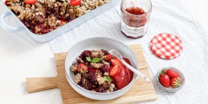 Beitragsbild des Blogbeitrags AROMAWUNDER IN EINER AUFLAUFFORM! Frühsommerlicher Hirse-Mohn-Crumble mit Erdbeeren 