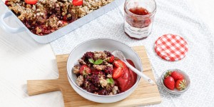 Beitragsbild des Blogbeitrags AROMAWUNDER IN EINER AUFLAUFFORM! Frühsommerlicher Hirse-Mohn-Crumble mit Erdbeeren