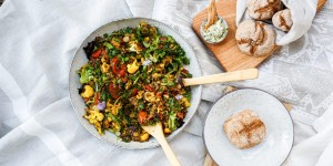 Beitragsbild des Blogbeitrags RUHIGES WALDPICKNICK MIT KAISU MARI! Hausgemachte Dinkel-Roggenbrötchen mit Dillbutter & bunter Linsensalat mit geröstetem Gemüse