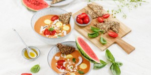 Beitragsbild des Blogbeitrags BUNTE FERIEN LAUNE ZUM GLÜCKLICH LÖFFELN! Sommer-Gazpacho mit Wassermelone und Saaten-Nuss-Cracker 