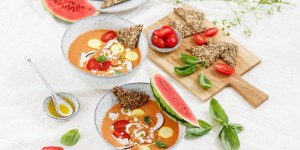 Beitragsbild des Blogbeitrags BUNTE FERIEN LAUNE ZUM GLÜCKLICH LÖFFELN! Sommer-Gazpacho mit Wassermelone und Saaten-Nuss-Cracker