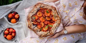 Beitragsbild des Blogbeitrags VERSPIELTE SOMMERLIEBE – ICH UND MEIN ‚KIMMY‘ KLEID! Fruchtige Steinobst Galatte mit Paranuss-Knusperkruste