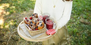 Beitragsbild des Blogbeitrags ERZÄHL DEINE EIGENE GESCHICHTE VOLLER LIEBE! Landausflug mit den saftigsten Kokos Sommerbeeren Muffins im Gepäck
