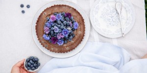 Beitragsbild des Blogbeitrags NEUE/ALTE WEGE ZU MEHR EINFACH GELEBTER NACHHALTIGKEIT! Gesunde Schokoladen-Tarte mit Heidelbeeren