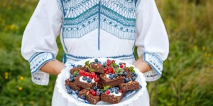 Beitragsbild des Blogbeitrags SUMMER DREAMING MIT SANTA LUPITA! Schwarze Bohnen Brownies & Fladenbrot mit Kürbisfüllung und gebratenen Pimientos 