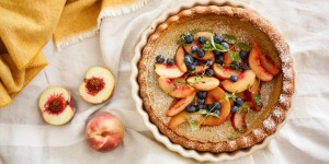 Beitragsbild des Blogbeitrags SONNENFRÜHSTÜCK IM BETT! Fluffiger Riesen-Ofenpfannkuchen mit karamellisiereten Pfirsichen