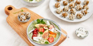 Beitragsbild des Blogbeitrags GESUNDE SNACKS FÜR RUHIGE GLÜCKSMOMENTE! Lieblings Grüne Smoothie Bowl & Aprikosen-Energy-Balls