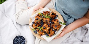 Beitragsbild des Blogbeitrags GESUNDE SPÄTSOMMER HAPPEN & LEINENMODE DIE FÜR IMMER BLEIBT! Kichererbsen Blondies mit Heidelbeeren 