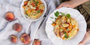 Beitragsbild des Blogbeitrags EIN HOCH AUF DIE SONNENSEITE DES SPÄTSOMMERS! Cremiges Kürbisrisotto mit Thymian-Pfirsichen und Mandeln