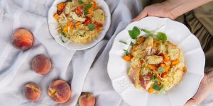 Beitragsbild des Blogbeitrags EIN HOCH AUF DIE SONNENSEITE DES SPÄTSOMMERS! Cremiges Kürbisrisotto mit Thymian-Pfirsichen und Mandeln 