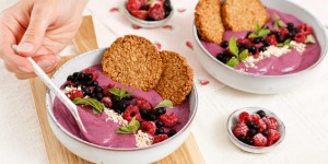 Beitragsbild des Blogbeitrags EINMAL GLÜCKLICH NASCHEN BITTE! Allerliebste Beeren Smoothie Bowl mit Seidentofu & ruck zuck Erdnuss-Cookies 