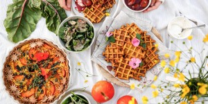 Beitragsbild des Blogbeitrags GOLDIGES ERNTEDANKFEST FÜR MEHR MORGEN! Kürbisquiche mit Maisguss, Herbstsalat mit Tahinidressing & Kürbiswaffeln mit Zwetschkenkompott 