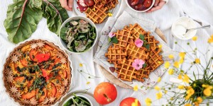 Beitragsbild des Blogbeitrags GOLDIGES ERNTEDANKFEST! Kürbisquiche mit Maisguss, Herbstsalat mit Tahinidressing & Kürbiswaffeln mit Zwetschkenkompott