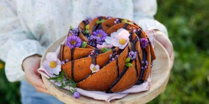 Beitragsbild des Blogbeitrags GROSSE HERBSTLIEBE & GROSSARTIGER KUCHENDUFT! Saftiger Zwetschken-Gugelhupf mit Mandelguss 