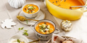 Beitragsbild des Blogbeitrags SOULFOOD OKTOBER! Kürbis-Kichererbsen-Eintopf mit Kokosmilch und wärmenden Gewürzen + Dinkel Roggen Brötchen