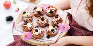 Beitragsbild des Blogbeitrags MINI APPLE CRUMBLE IN ELEGANTER FORM! Vegane Apfel-Brombeer-Törtchen mit Nuss-Streusel