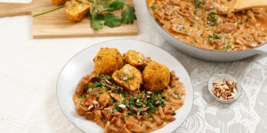 Beitragsbild des Blogbeitrags EIN KLASSIKER EIN BISSCHEN NEU INTERPRETIERT! Schwammerlgulasch mit Kürbis-Apfel-Knödel 