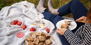 Beitragsbild des Blogbeitrags HALLÖCHEN APFELKUCHENZEIT! Veganer Apfel-Streuselkuchen mit Erdnussmus + herbstliches Fair Fashion Gummistiefel-Outfit 