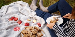 Beitragsbild des Blogbeitrags HALLÖCHEN APFELKUCHENZEIT! Veganer Apfel-Streuselkuchen mit Erdnussmus + herbstliches Fair Fashion Gummistiefel-Outfit